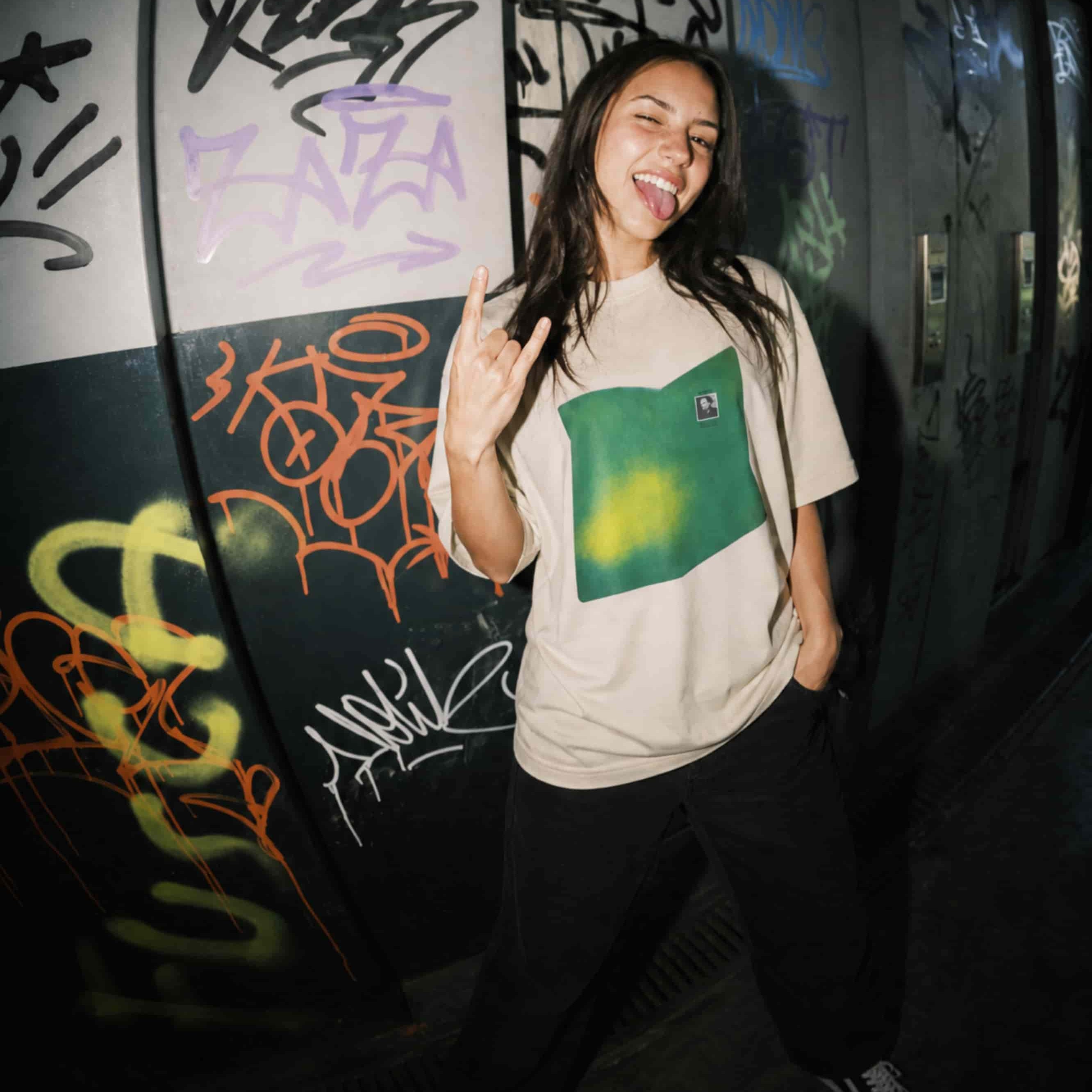 Playera Oversize Beige Personalizada: Tu Banda Aquí